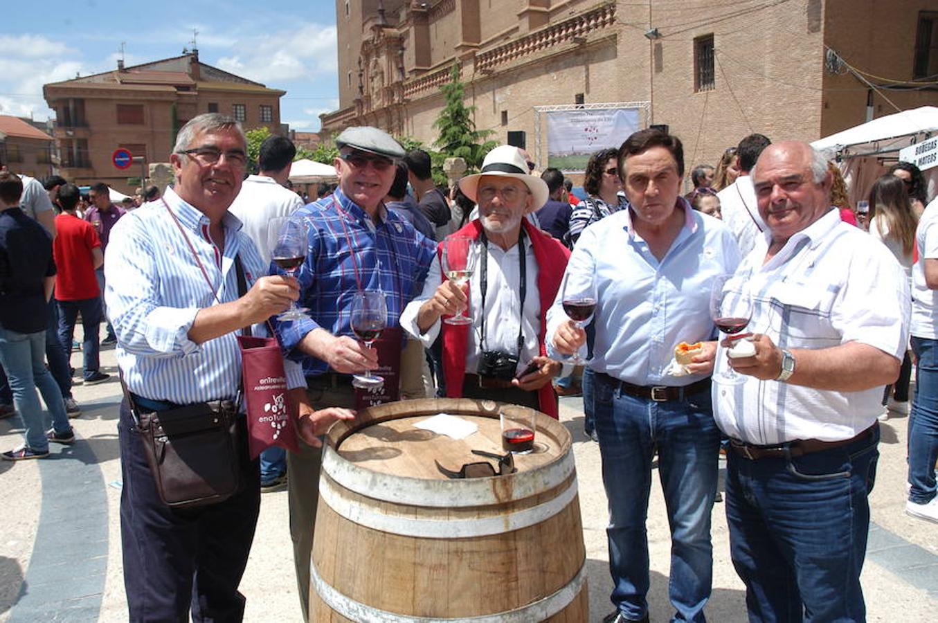 Ambiente de la Feria Entreviñas celebrada en Aldeanueva de Ebro el sábado. Éxito de público y también para las bodegas que propusieron sus nuevos productos en las casetas montadas para el evento. 