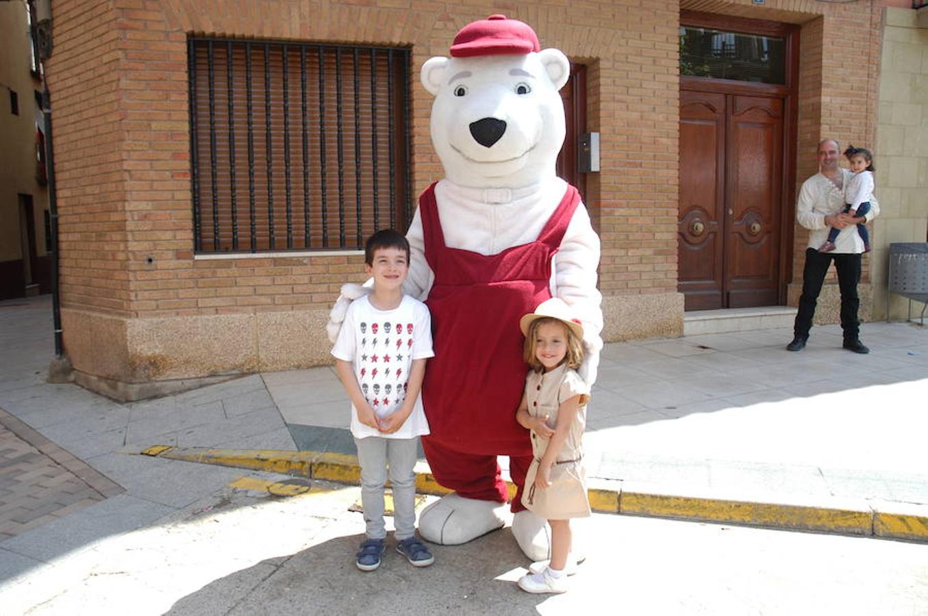 Ambiente de la Feria Entreviñas celebrada en Aldeanueva de Ebro el sábado. Éxito de público y también para las bodegas que propusieron sus nuevos productos en las casetas montadas para el evento. 