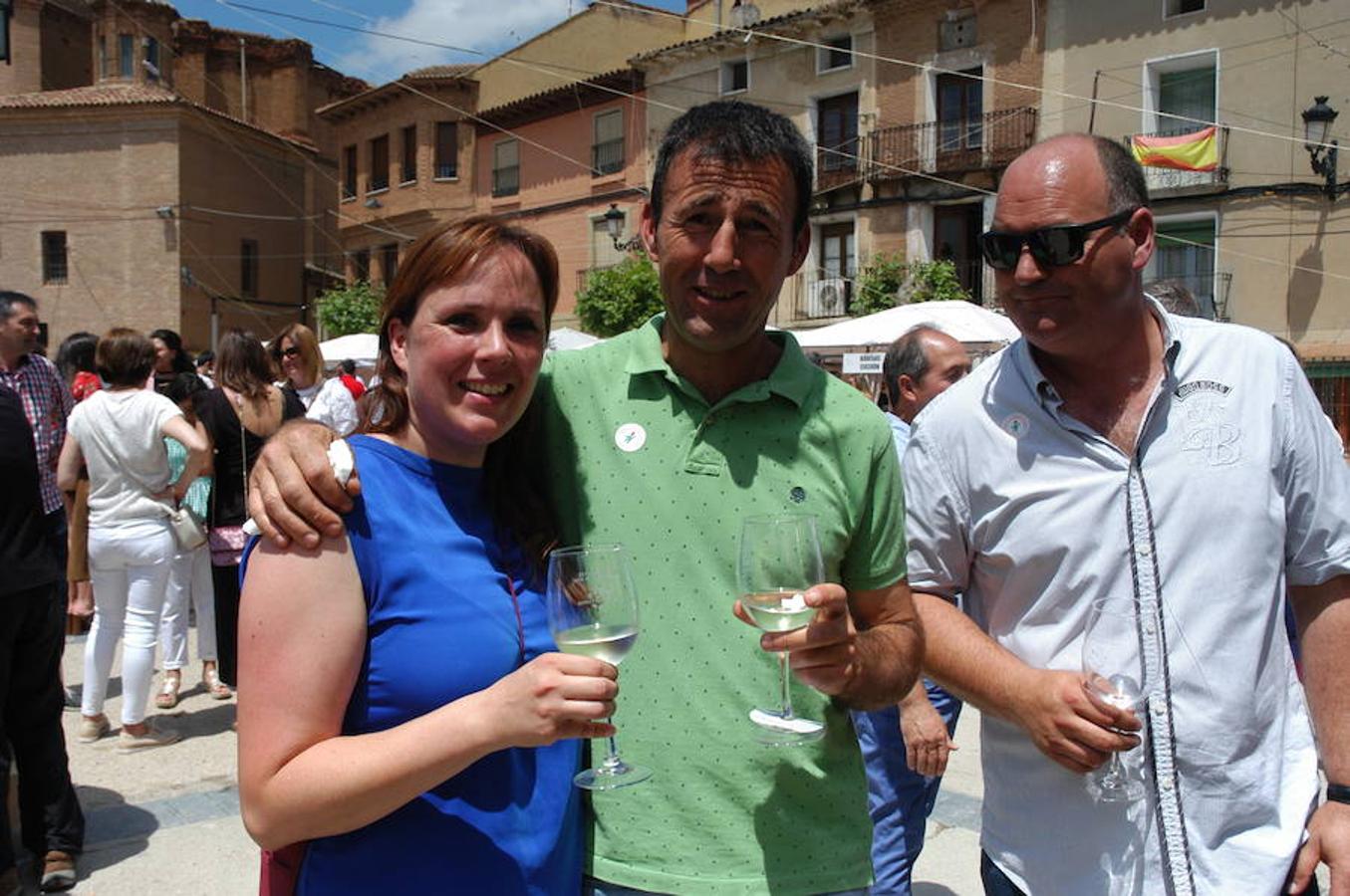 Ambiente de la Feria Entreviñas celebrada en Aldeanueva de Ebro el sábado. Éxito de público y también para las bodegas que propusieron sus nuevos productos en las casetas montadas para el evento. 