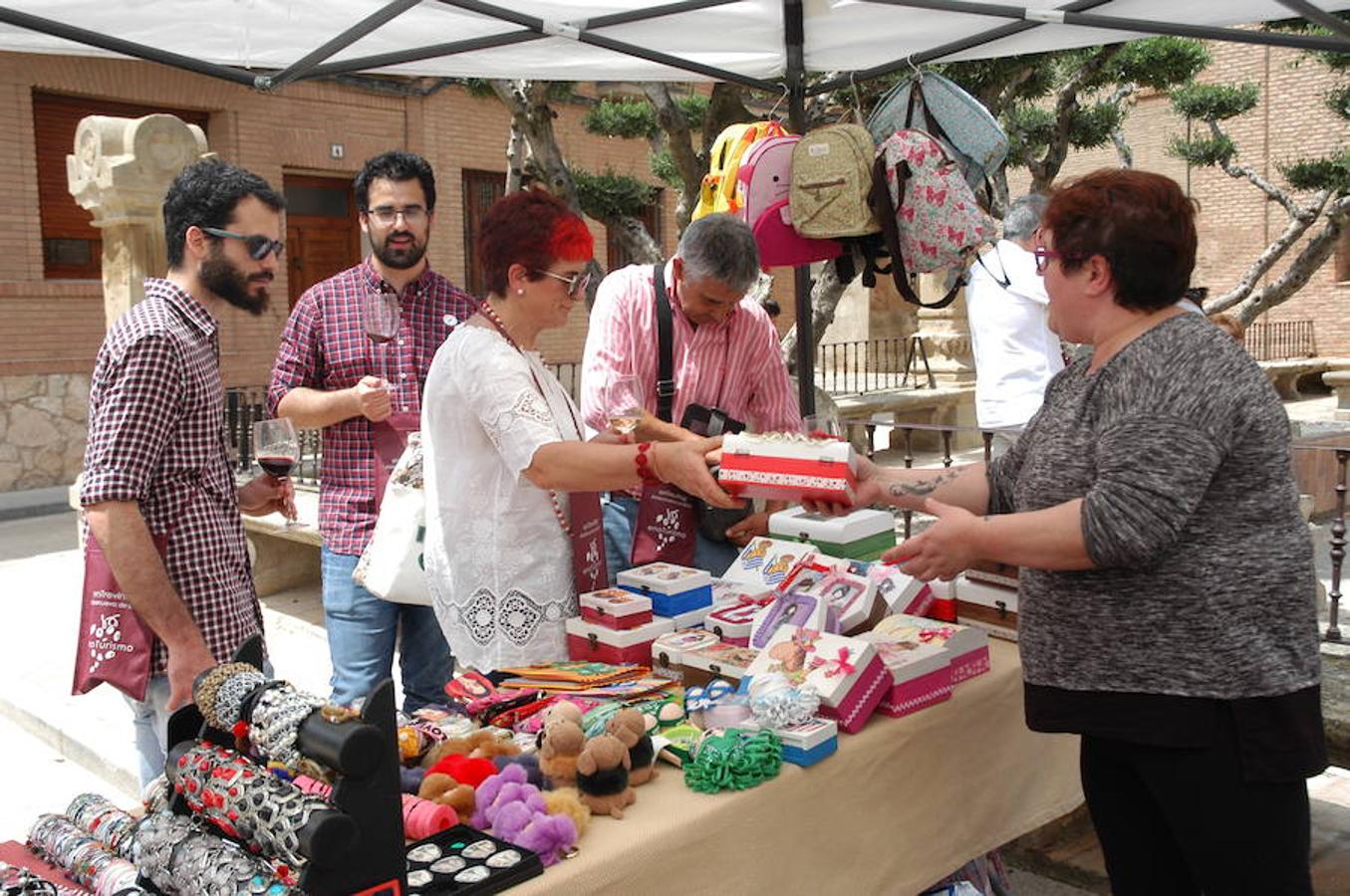 Ambiente de la Feria Entreviñas celebrada en Aldeanueva de Ebro el sábado. Éxito de público y también para las bodegas que propusieron sus nuevos productos en las casetas montadas para el evento. 