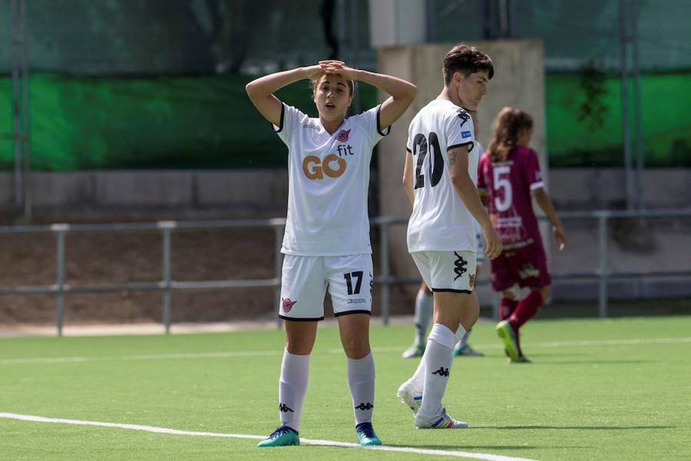 Alegría desbordante entre las jugadoras del EDF tras consumar en Pozuelo de Alarcón su ascenso a Primera División tras ganar al Tacón (1-2) después del empate a un gol en el partido de ida jugado en Logroño. Enhorabuena a las campeonas.