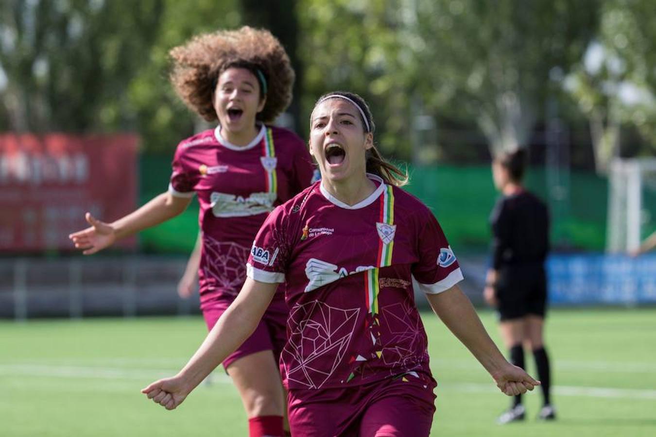 Alegría desbordante entre las jugadoras del EDF tras consumar en Pozuelo de Alarcón su ascenso a Primera División tras ganar al Tacón (1-2) después del empate a un gol en el partido de ida jugado en Logroño. Enhorabuena a las campeonas.