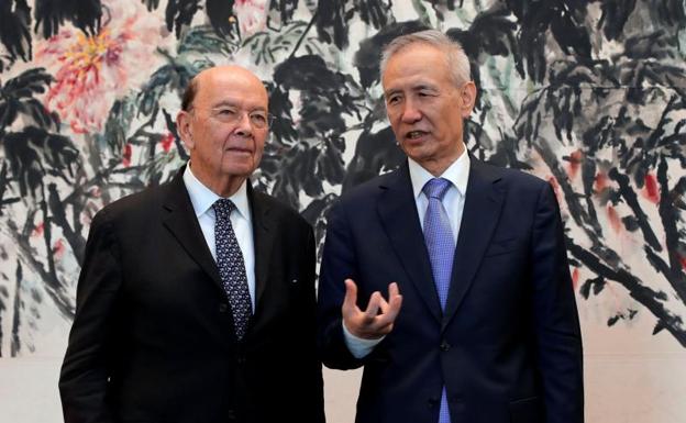 El secretario de Comercio de Estados Unidos, Wilbur Ross, y el viceprimer ministro chino, Liu He. 