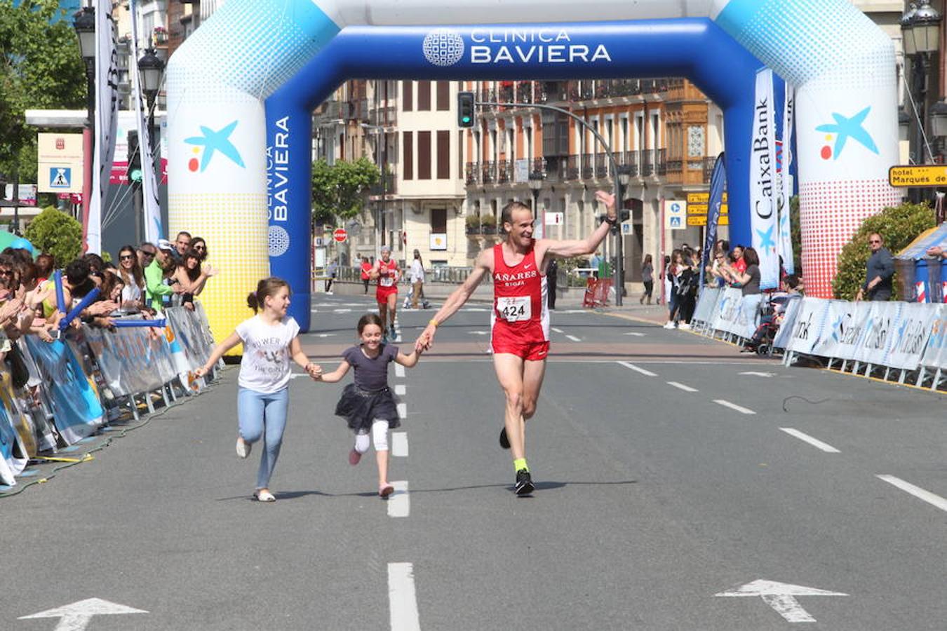 Camilo Santiago llega a meta como ganador de la edia Maratón 2018 y conquista un nuevo título. 