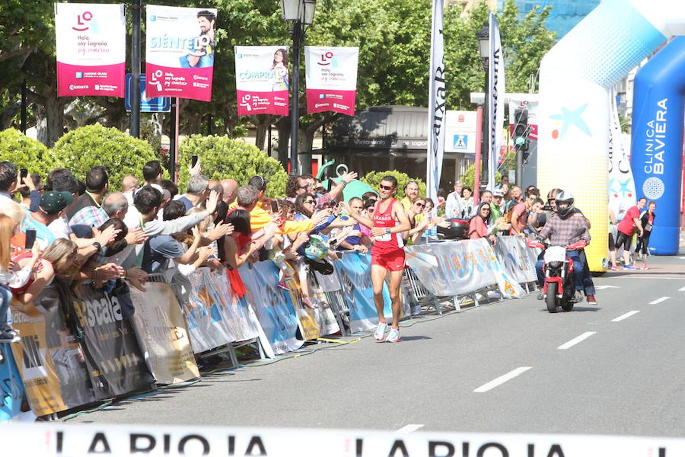 Camilo Santiago llega a meta como ganador de la edia Maratón 2018 y conquista un nuevo título. 