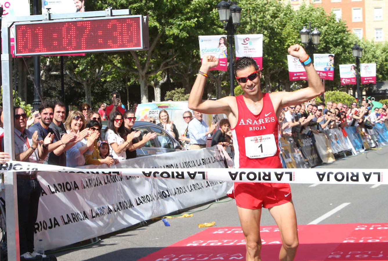 Camilo Santiago llega a meta como ganador de la edia Maratón 2018 y conquista un nuevo título. 