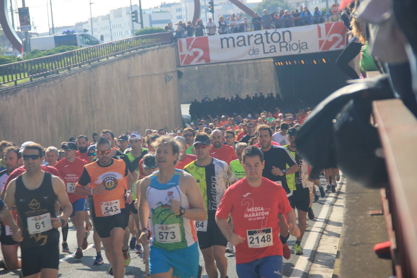 Imágnes de la salida de los participantes en la Media Maratón de La Rioja.