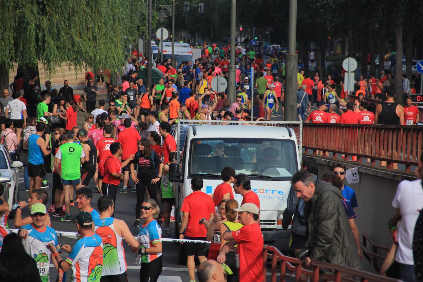 Imágnes de la salida de los participantes en la Media Maratón de La Rioja.