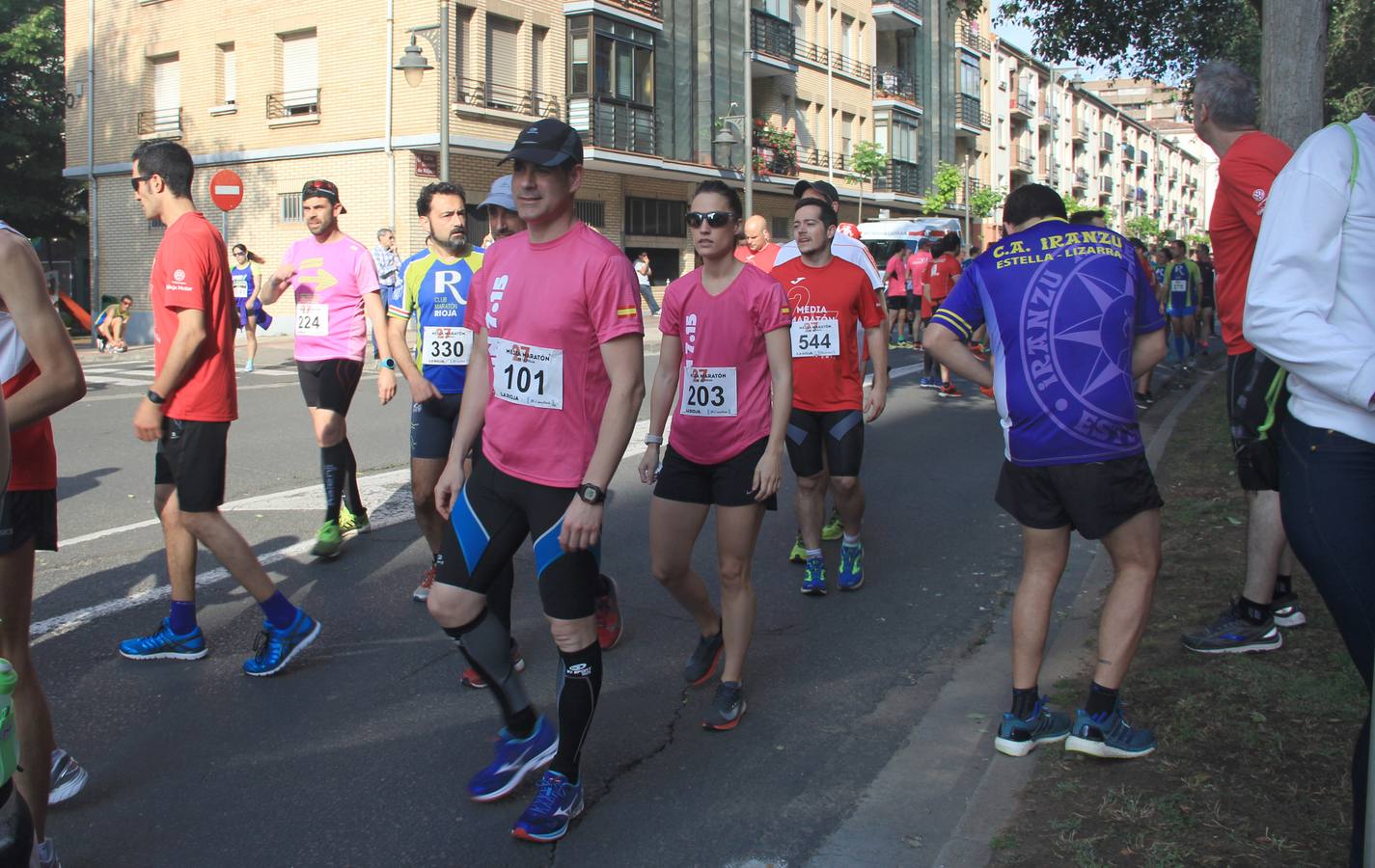 Imágnes de la salida de los participantes en la Media Maratón de La Rioja.