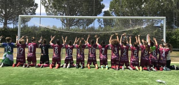 Jugadoras del EDF
Logroño señalan al cielo
durante un momento de
la celebración del partido
de ayer en Pozuelo. :: S.M.L.