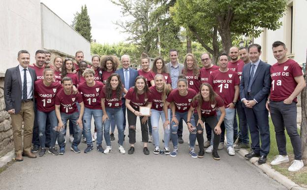 La plantilla del EDF posa junto al presidente José Ignacio Ceniceros. 