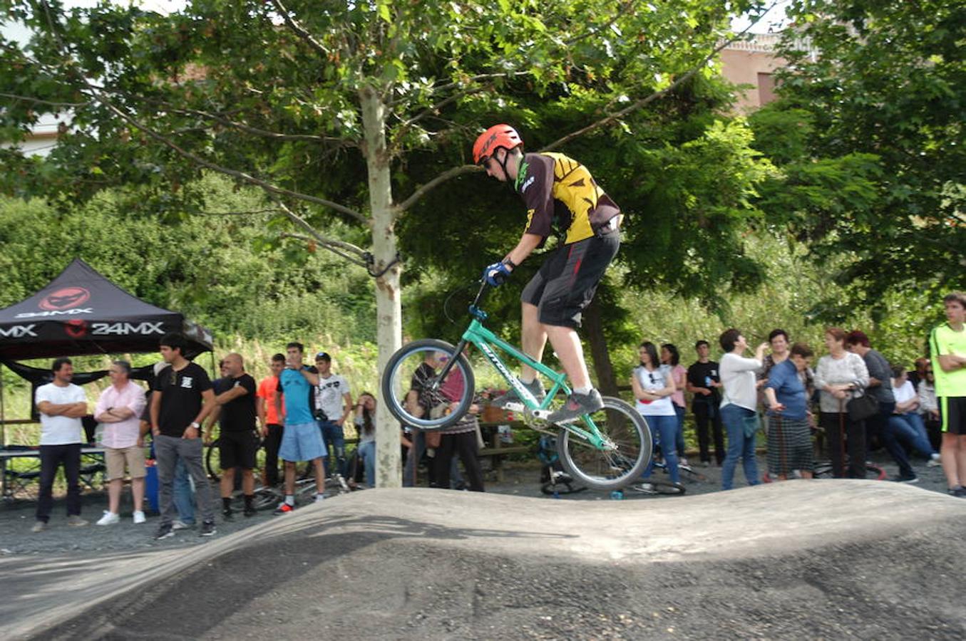El pasado sábado se inauguró en Igea un circuito pump track para bicicletas con las que realizar saltos y piruetas. El medallista olímpico Carlos Coloma inauguró las instalaciones denominadas Dyno Pumptrack Igea junto al parque del río Linares. 