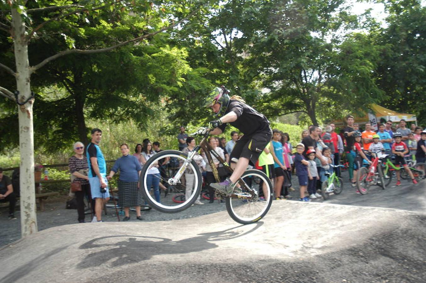 El pasado sábado se inauguró en Igea un circuito pump track para bicicletas con las que realizar saltos y piruetas. El medallista olímpico Carlos Coloma inauguró las instalaciones denominadas Dyno Pumptrack Igea junto al parque del río Linares. 