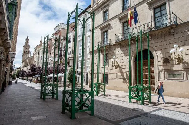 EN MARCHA  EL MONTAJE  DEL ARCO DE  SAN BERNABÉ