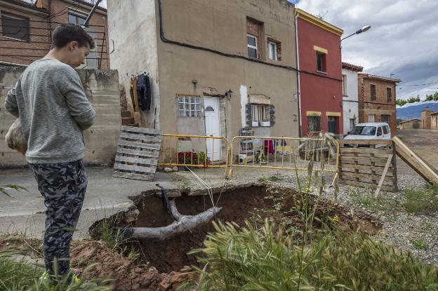 Angélica observa las impresionantes dimensiones del socavón que se abre a las puertas de su casa. :: justo rodríguez