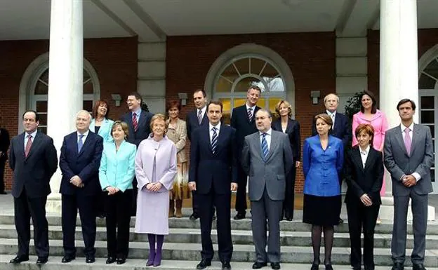 Foto de familia del primer Gobierno de José Luis Rodríguez Zapatero en abril de 2004.