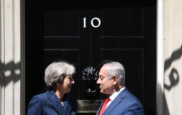 May y Netanyahu, ayer en Downing Street. :: N. H. / efe