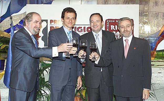 Pedro Duque brindó con vino de Rioja.