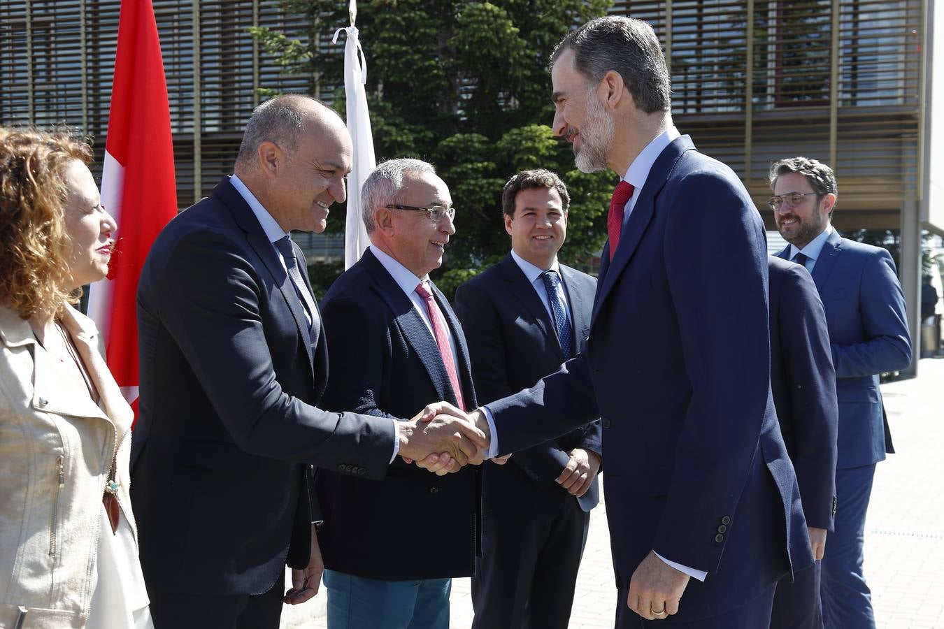 El monarca ha visitado a los jugadores del combinado nacional y a toda la delegación española en la Ciudad del Fútbol de Las Rozas