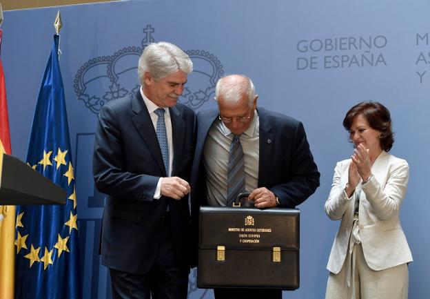 Borrell recibe de su antecesor Alfonso Dastis la cartera de Exteriores. :: óscar del pozo / afp