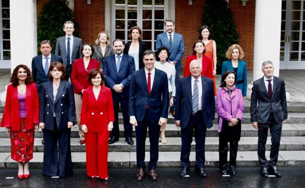 Pedro Sánchez y los nuevos ministros.