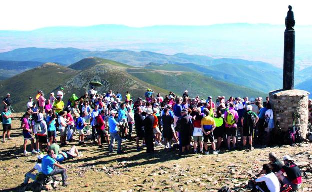 Deporte y tradición. Cada año, el 10 de agosto, la cima es destino de una romería en la que se oficia una misa... por todo lo alto (en la imagen). La organiza la asociación Amigos de Ezcaray. ::