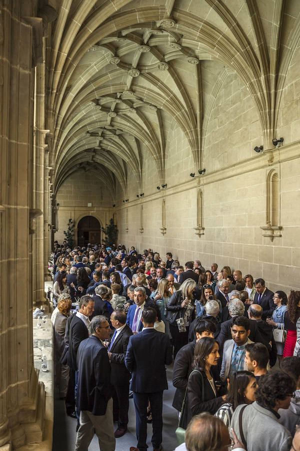 Algunos gestos y algunas anécdotas surgidas en torno a la celebración del Día de La Rioja que se ha celebrado en San Millán de la Cogolla donde la lluvia también ha querido ser protagonista.