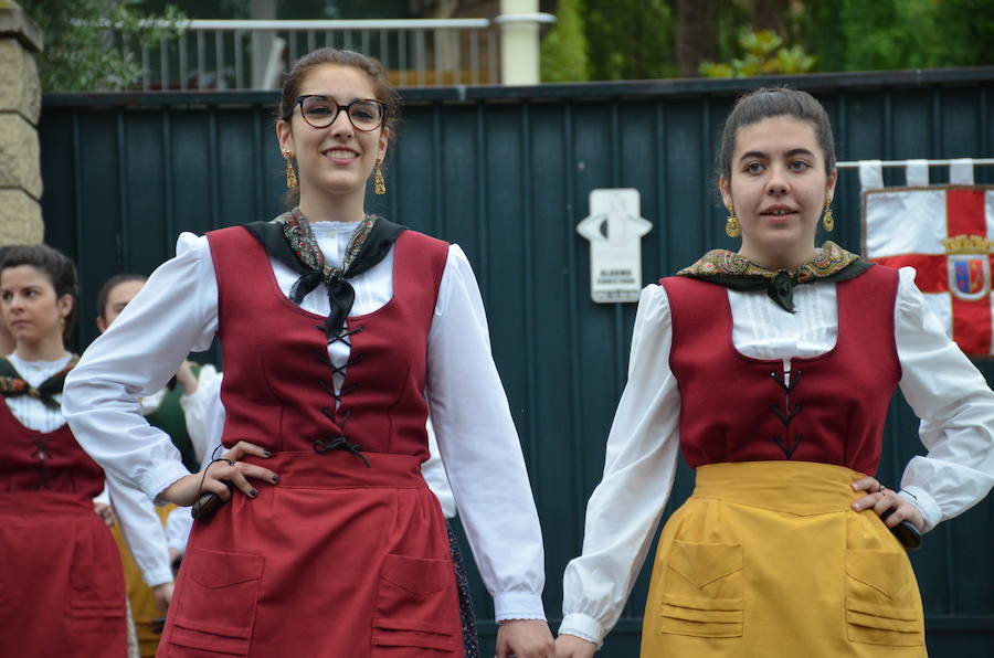 Tradición y folclore popular en Calahorra con motivo de la celebración del Día de La Rioja. La jornada matinal amenazó lluvia, pero no restó ilusión a los que decidieron participar en los actos.