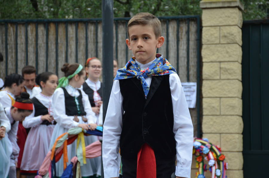 Tradición y folclore popular en Calahorra con motivo de la celebración del Día de La Rioja. La jornada matinal amenazó lluvia, pero no restó ilusión a los que decidieron participar en los actos.