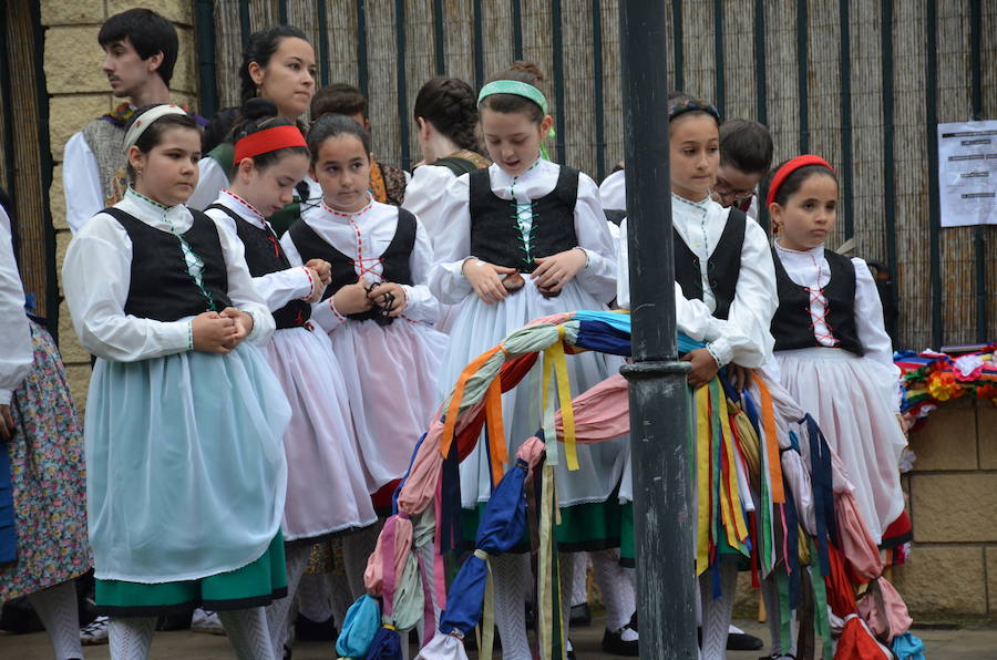 Tradición y folclore popular en Calahorra con motivo de la celebración del Día de La Rioja. La jornada matinal amenazó lluvia, pero no restó ilusión a los que decidieron participar en los actos.