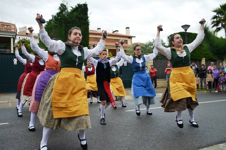 Tradición y folclore popular en Calahorra con motivo de la celebración del Día de La Rioja. La jornada matinal amenazó lluvia, pero no restó ilusión a los que decidieron participar en los actos.