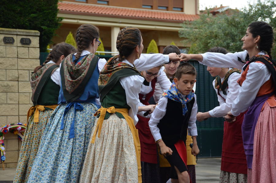 Tradición y folclore popular en Calahorra con motivo de la celebración del Día de La Rioja. La jornada matinal amenazó lluvia, pero no restó ilusión a los que decidieron participar en los actos.