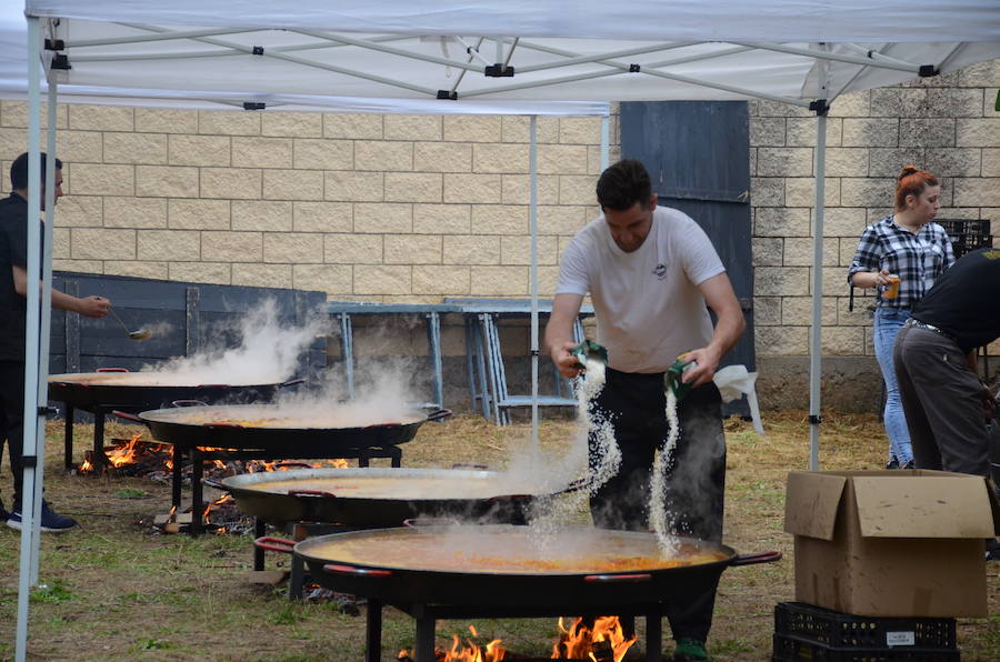 Tradición y folclore popular en Calahorra con motivo de la celebración del Día de La Rioja. La jornada matinal amenazó lluvia, pero no restó ilusión a los que decidieron participar en los actos.