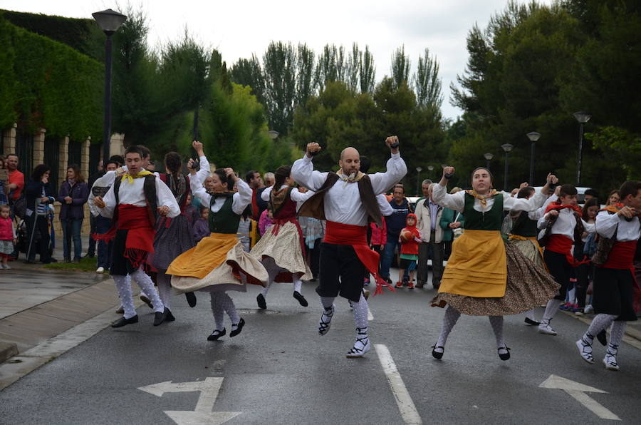 Tradición y folclore popular en Calahorra con motivo de la celebración del Día de La Rioja. La jornada matinal amenazó lluvia, pero no restó ilusión a los que decidieron participar en los actos.