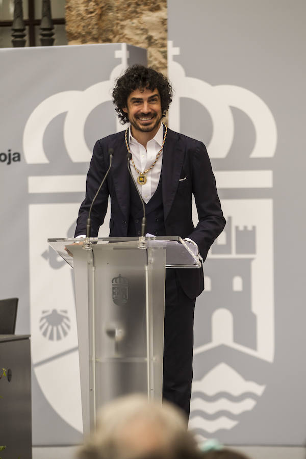 Acto de entrega de la Medalla de La Rioja a la Fundación Pioneros y a la Asociación de Amigos de las Crónicas Najerenses y distinciones para Pablo Sáinz Villegas como Riojano Ilustre y a Alberto Corazón como Riojano de Honor en el acto institucional del Día de La Rioja, que se ha celebrado en el Monasterio de Yusor, en un acto presentado por la periodista Graciela Martínez.