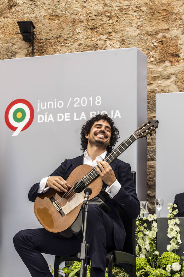 Acto de entrega de la Medalla de La Rioja a la Fundación Pioneros y a la Asociación de Amigos de las Crónicas Najerenses y distinciones para Pablo Sáinz Villegas como Riojano Ilustre y a Alberto Corazón como Riojano de Honor en el acto institucional del Día de La Rioja, que se ha celebrado en el Monasterio de Yusor, en un acto presentado por la periodista Graciela Martínez.