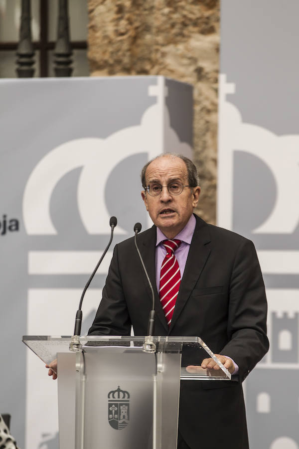 Acto de entrega de la Medalla de La Rioja a la Fundación Pioneros y a la Asociación de Amigos de las Crónicas Najerenses y distinciones para Pablo Sáinz Villegas como Riojano Ilustre y a Alberto Corazón como Riojano de Honor en el acto institucional del Día de La Rioja, que se ha celebrado en el Monasterio de Yusor, en un acto presentado por la periodista Graciela Martínez.