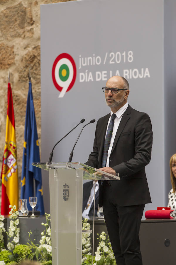 Acto de entrega de la Medalla de La Rioja a la Fundación Pioneros y a la Asociación de Amigos de las Crónicas Najerenses y distinciones para Pablo Sáinz Villegas como Riojano Ilustre y a Alberto Corazón como Riojano de Honor en el acto institucional del Día de La Rioja, que se ha celebrado en el Monasterio de Yusor, en un acto presentado por la periodista Graciela Martínez.