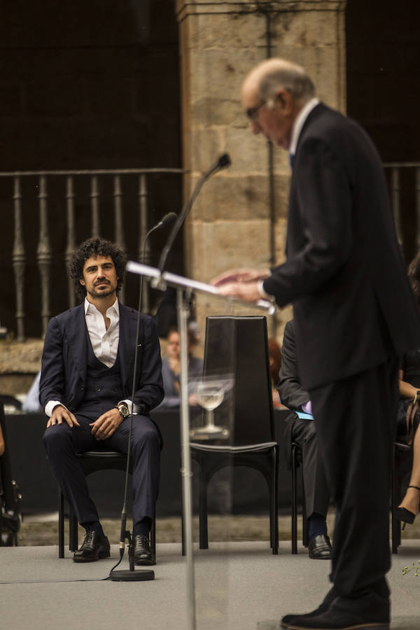 Acto de entrega de la Medalla de La Rioja a la Fundación Pioneros y a la Asociación de Amigos de las Crónicas Najerenses y distinciones para Pablo Sáinz Villegas como Riojano Ilustre y a Alberto Corazón como Riojano de Honor en el acto institucional del Día de La Rioja, que se ha celebrado en el Monasterio de Yusor, en un acto presentado por la periodista Graciela Martínez.