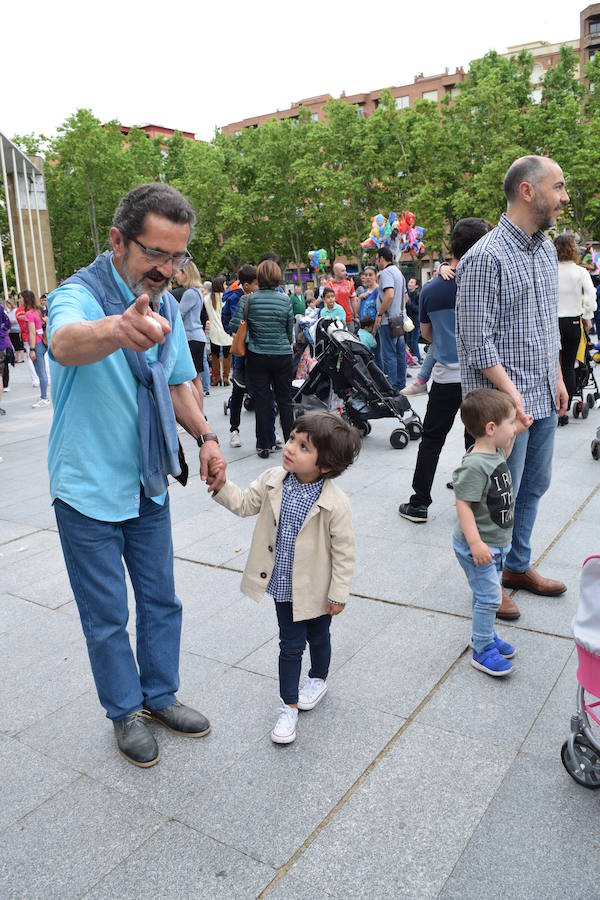 La convocatoria en el Ayuntamiento ha reunido a jóvenes y mayores para ver a los gigantes y cabezudos desfilar y bailar por las calles de Logroño. 