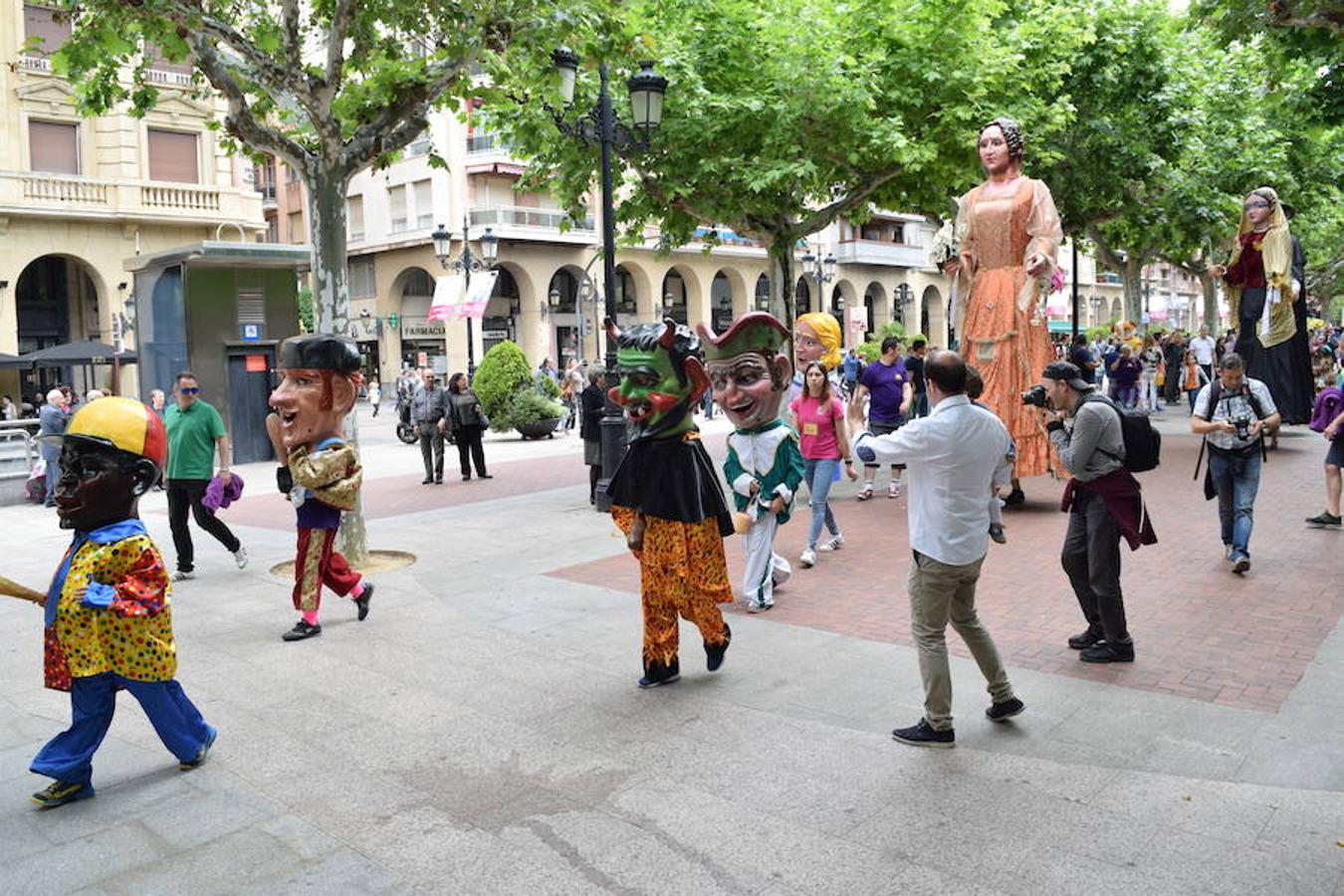 La convocatoria en el Ayuntamiento ha reunido a jóvenes y mayores para ver a los gigantes y cabezudos desfilar y bailar por las calles de Logroño. 