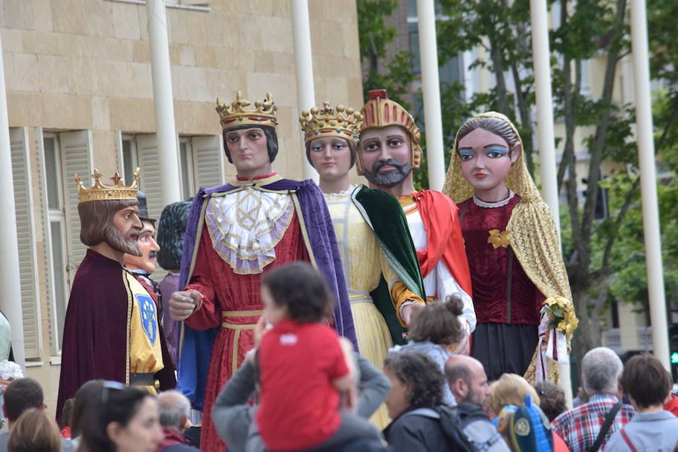 La convocatoria en el Ayuntamiento ha reunido a jóvenes y mayores para ver a los gigantes y cabezudos desfilar y bailar por las calles de Logroño. 