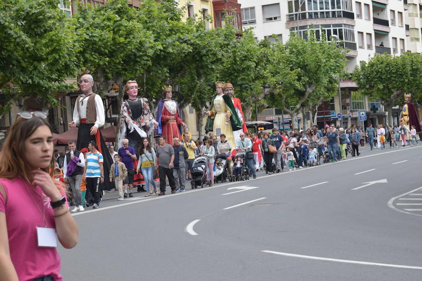 La convocatoria en el Ayuntamiento ha reunido a jóvenes y mayores para ver a los gigantes y cabezudos desfilar y bailar por las calles de Logroño. 