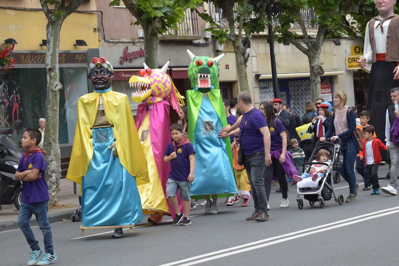 La convocatoria en el Ayuntamiento ha reunido a jóvenes y mayores para ver a los gigantes y cabezudos desfilar y bailar por las calles de Logroño. 