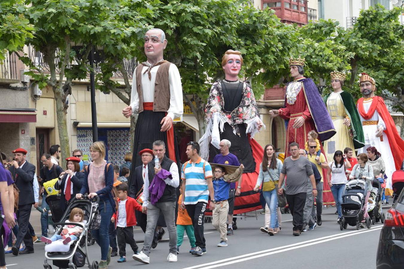 La convocatoria en el Ayuntamiento ha reunido a jóvenes y mayores para ver a los gigantes y cabezudos desfilar y bailar por las calles de Logroño. 