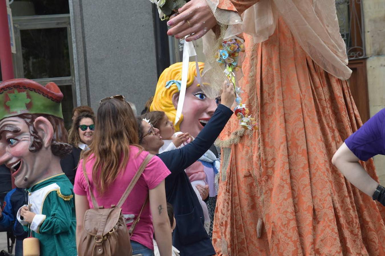 La convocatoria en el Ayuntamiento ha reunido a jóvenes y mayores para ver a los gigantes y cabezudos desfilar y bailar por las calles de Logroño. 