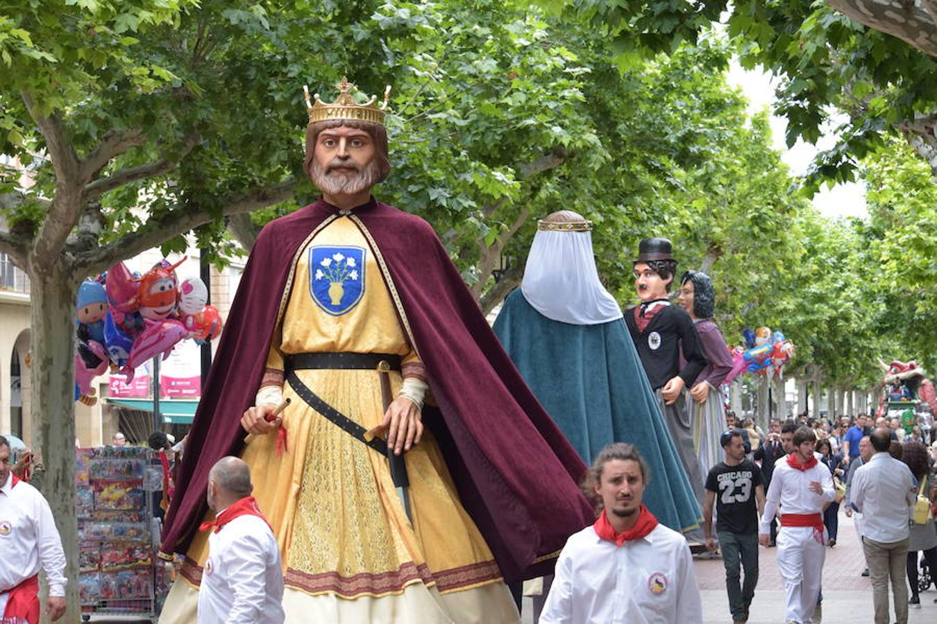 La convocatoria en el Ayuntamiento ha reunido a jóvenes y mayores para ver a los gigantes y cabezudos desfilar y bailar por las calles de Logroño. 