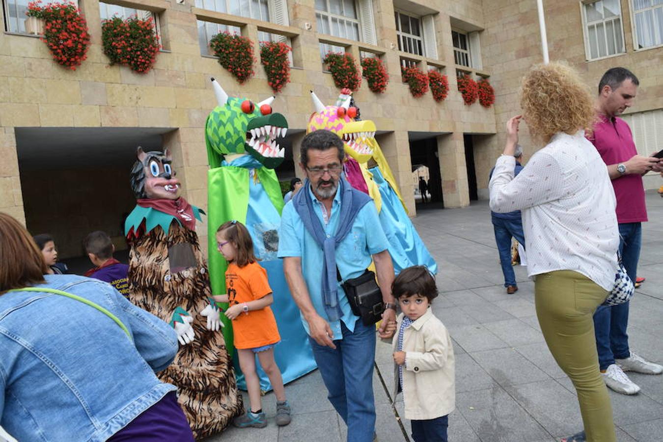 La convocatoria en el Ayuntamiento ha reunido a jóvenes y mayores para ver a los gigantes y cabezudos desfilar y bailar por las calles de Logroño. 