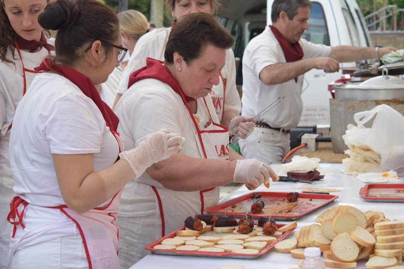 La Peña La Alegría se ha encargado del reparto del chorizo al vino y de una fiesta infantil. El acto ha tenido lugar en la Glorieta del Doctor Zubía.