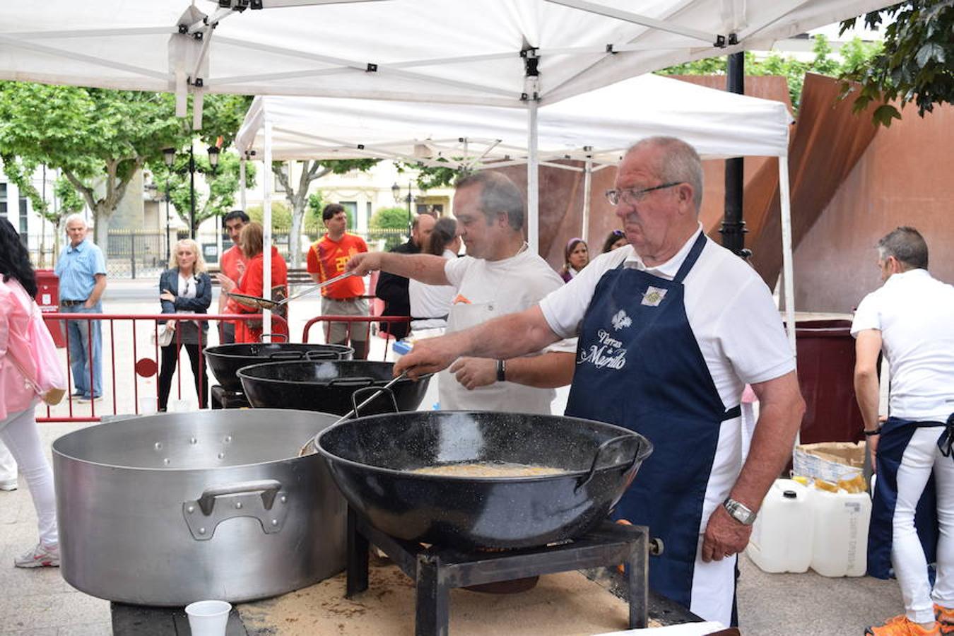 La Peña Aster ha sido la encargada de ofrecer esta mañana la degustación de calamares en el paseo del Espolón. 